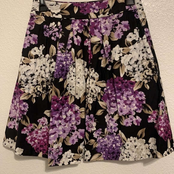 White House Black Market Purple & Lavender Floral Flare Skirt Women's Size 0 - Picture 2 of 9